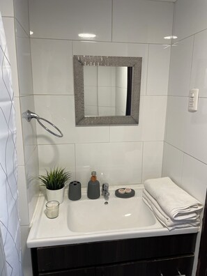 タオル、石鹸、トイレットペーパー