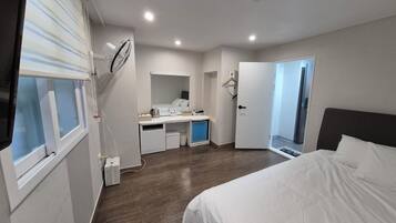 Deluxe Single Room, 1 Queen Bed | Free WiFi, bed sheets