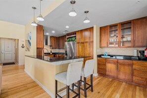 Mikrobølgeovn, oppvaskmaskin og kjøkkenutstyr