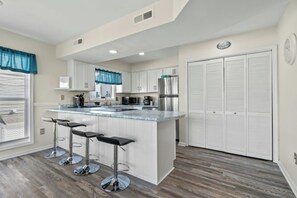 Kylskåp, mikrovågsugn, ugn och spishäll