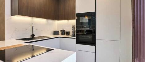 Kjøleskap, ovn, kokeplater og oppvaskmaskin