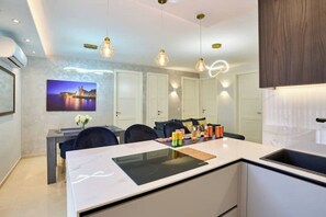 Réfrigérateur, four, plaque de cuisson, lave-vaisselle