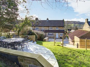 Outdoor dining - Escape to this charming, beautifully restored stone cottage in Cowesby. (Cowesby, near Thirsk)