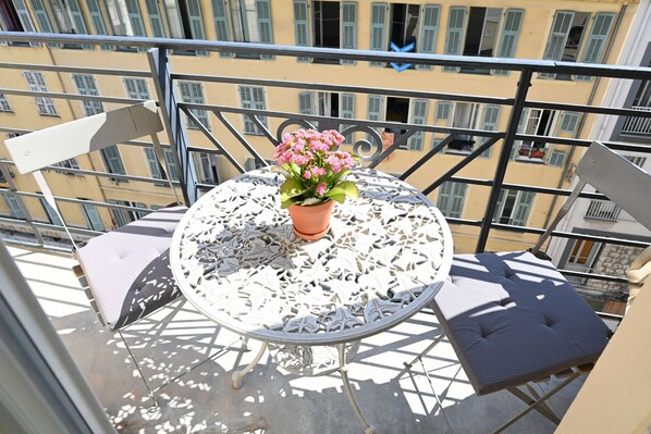 Outdoor dining - APARTMENT NICE CENTER, SNCF STATION, LOCAL MARKET (Nice)