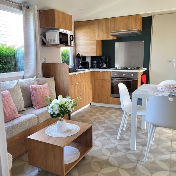 Fridge, microwave, oven, stovetop - 6-person luxury mobile home (Saint-Georges-d'Oléron)