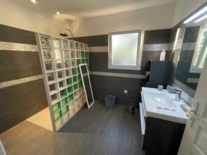 Dusche, Handtücher, Toilettenpapier