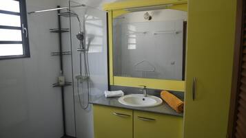 Shower, pengering rambut, handuk, dan sabun