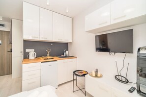 Kühlschrank, Herdplatte, Kochgeschirr/Geschirr/Besteck, Gewürze