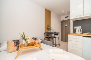 Planxa i posts de planxar, wifi gratuïta i roba de llit