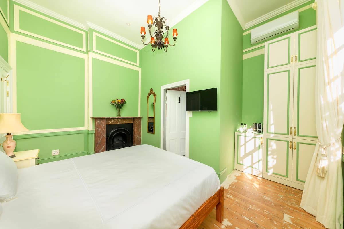 Minibar, coffres-forts dans les chambres, rideaux occultants