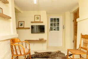 Comfort Suite, 1 Queen Bed, Private Bathroom | Living area