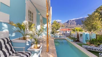 Hồ bơi ngoài trời