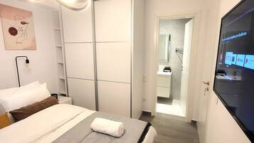 2 bedrooms, in-room safe, desk, iron/ironing board