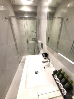 Een haardroger, een bidet, handdoeken, zeep