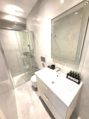 Sèche-cheveux, bidet, serviettes fournies, savon