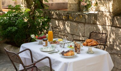 PRIEURÉ SAINT NICOLAS - LES MAISONS
