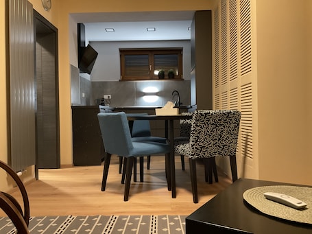 Dining. Moderní a útulný apartmán, kompletně vybavený, u lesa, pro 2 osoby s parkováním