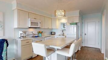 Micro-ondes, four, plaque de cuisson, lave-vaisselle