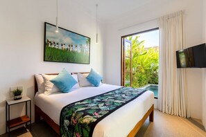 1 soverom, skrivebord, strykejern/-brett og reiseseng for barn