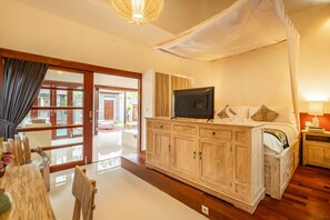 2 Schlafzimmer, Schreibtisch, Bügeleisen/Bügelbrett, Reisekinderbett