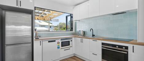 Refrigerador, microondas, lavavajillas y tostadora