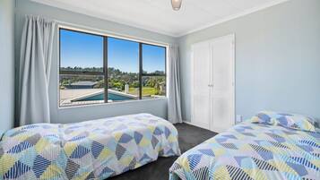 4 bedrooms, bed sheets