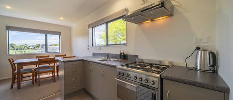 Réfrigérateur, micro-ondes, grille-pain