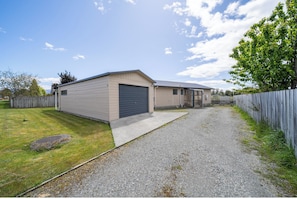 Exterior - Cosy Lakeside - Manapouri Holiday Home (Manapouri)
