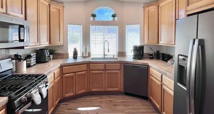 Charming 3-bedroom house with Hot tub, AC and WiFi in awesome Joshua Tree!