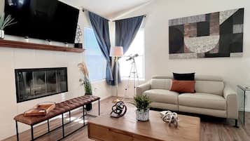 Una Smart TV, una chimenea