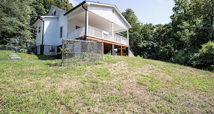 Charm of Crestview! 5-bedroom house in serene Knoxville!