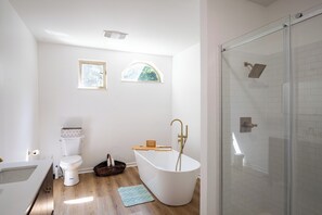 Sèche-cheveux, serviettes fournies, savon, papier toilette