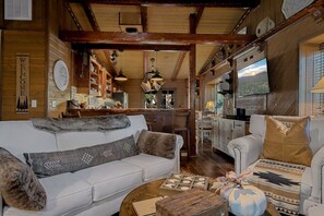 Smart-TV, Kamin, Tischtennisplatte