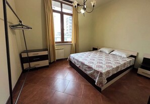 2 bedrooms, iron/ironing board, WiFi