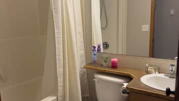 Secadora de cabello, toallas, jabón, papel de baño