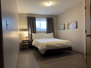 2 bedrooms, WiFi, bed sheets - Cozy 2bed Guest suite with separate entry (Red Deer)