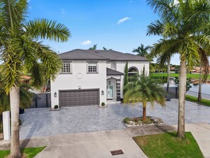 Exterior - Lakeside Fun: Pool, Jacuzzi, Games & More! (Miami)