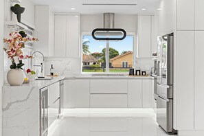 Fridge, microwave, oven, stovetop - Lakeside Fun: Pool, Jacuzzi, Games & More! (Miami)