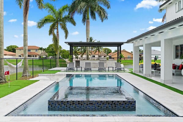 Lämmitetty uima-allas