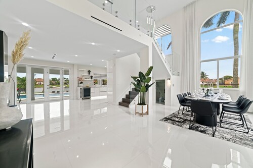 Lakeside Fun: Pool, Jacuzzi, Games & More!