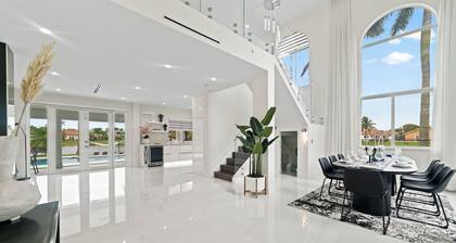 Lakeside Fun: Pool, Jacuzzi, Games & More!