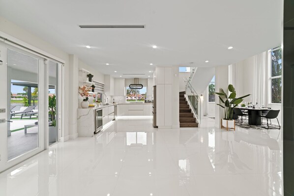 Interior - Lakeside Fun: Pool, Jacuzzi, Games & More! (Miami)