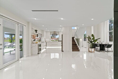 Lakefront Lux Villa w/ Games, Spa, BBQ, Pool & Fun