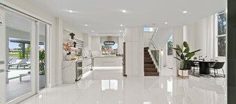 Lakefront Lux Villa w/ Games, Spa, BBQ, Pool & Fun