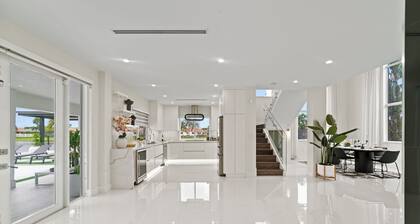 Lakefront Lux Villa w/ Games, Spa, BBQ, Pool & Fun