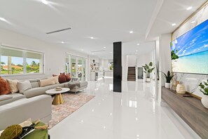 TV - Lakeside Fun: Pool, Jacuzzi, Games & More! (Miami)