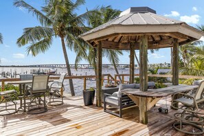 屋外ダイニングエリア