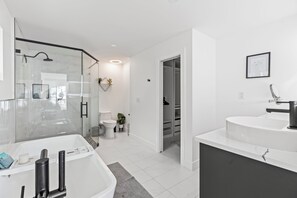 シャワー、ヘアドライヤー、ビデ、タオル