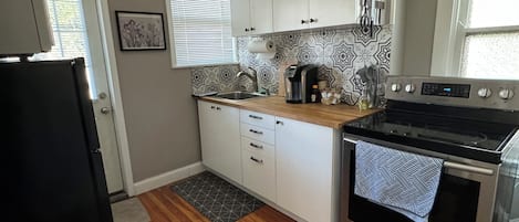 Réfrigérateur, four à micro-ondes, un four, surface de cuisson
