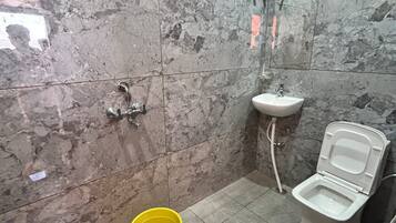 Suíte, banheiro privativo | Banheiro | Chuveiro, secador de cabelo, chinelos, toalhas de banho